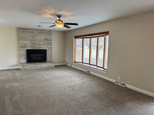 Building Photo - 233 Manor Dr