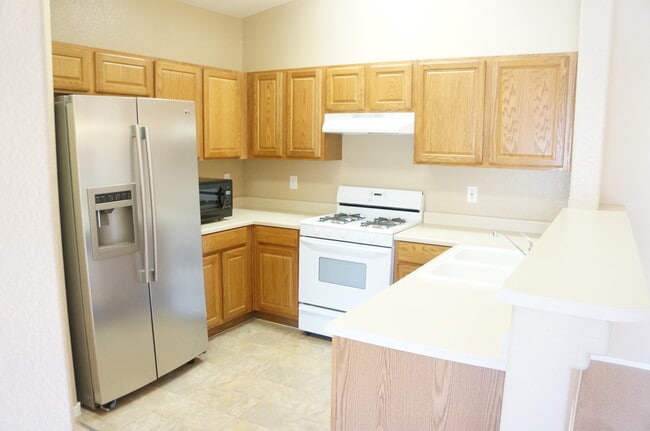 Building Photo - WONDERFUL 2 BEDROOM TOWNHOUSE IN GATED COM...