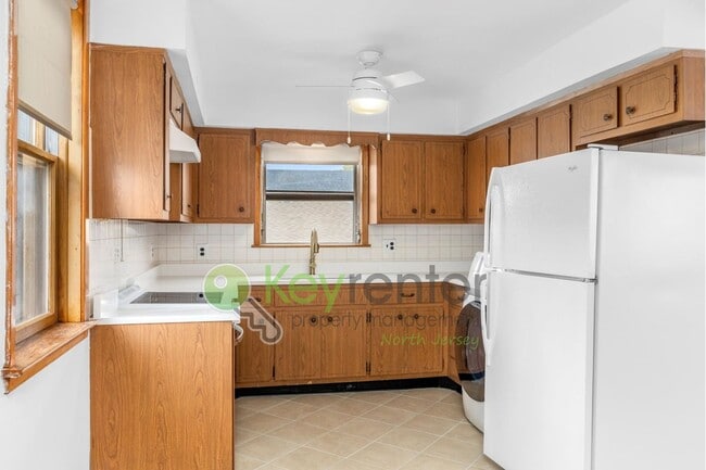 Building Photo - 1-Bed Apartment with Hardwood Floors, In-U...