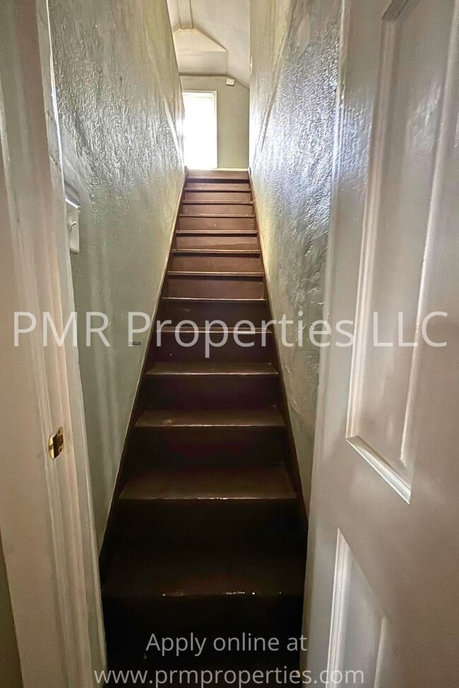 Building Photo - 3 Bedrooms / 1 Bathroom House