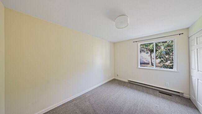 Building Photo - 3 Bed 2 Bath - Centrally Located - NAS Whidbey