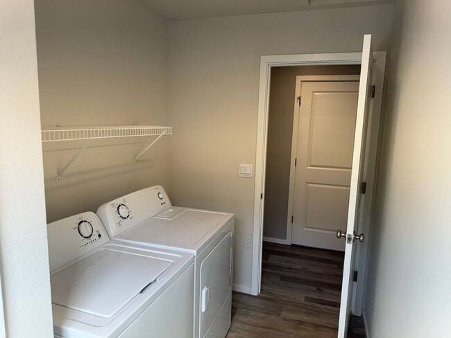 Building Photo - 4 bedroom 2.5 bathroom almost-new house in...