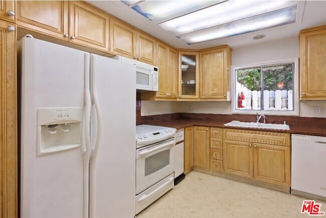 Building Photo - 1131 Alta Loma Rd