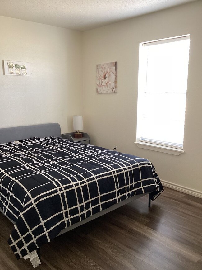 Building Photo - Fully Furnished Modern 2 Bedroom on Quiet Street and Close to ENMU!