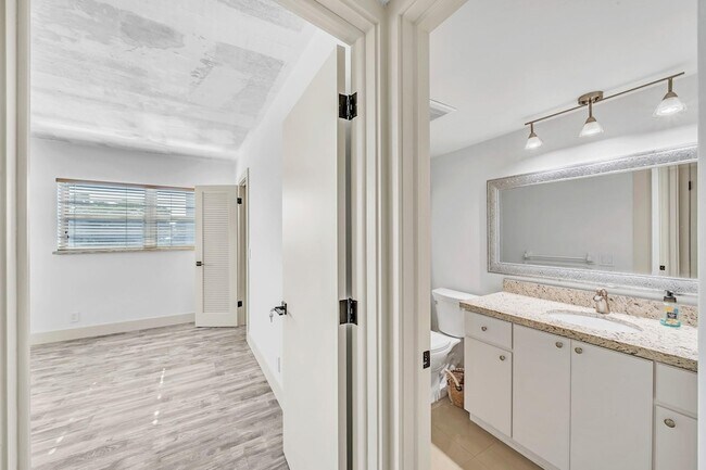 Building Photo - 3051 NE 48th St