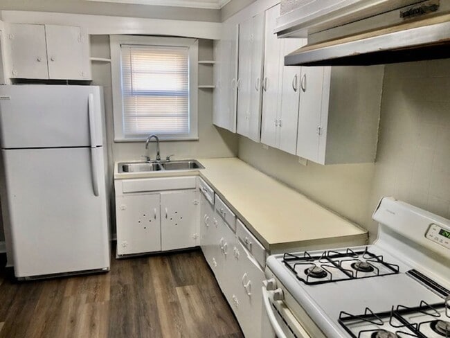 Building Photo - NEW PRICE & $300 OFF MOVE IN SPECIAL-CUTE SOUTH BOSSIER HOME-FRESH PAINT-NEW FLOORS-CLEAN