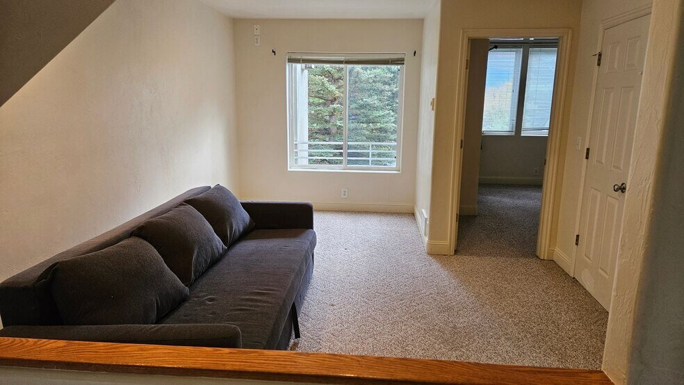 Building Photo - 910 Powder Valley Rd