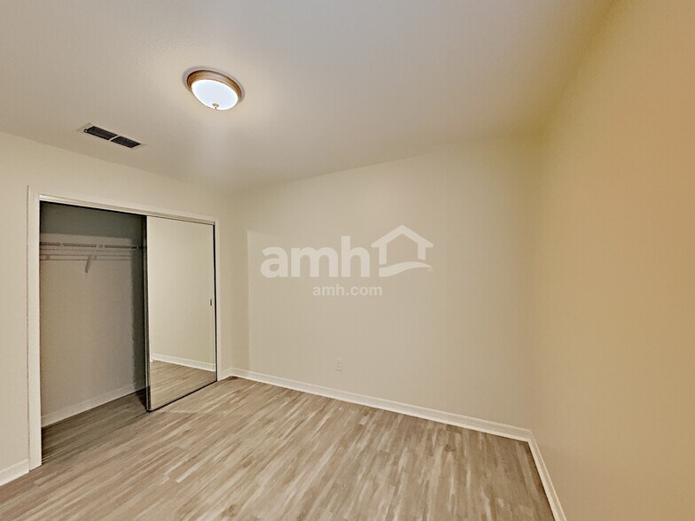 Building Photo - 1694 Ashwood Cir