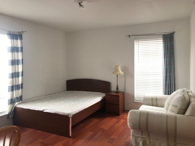 Building Photo - 9201 Clarewood Dr