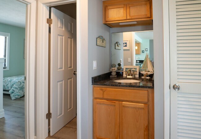 Building Photo - PERFECT "WORK FROM HOME" LOCATION ONLY DEC-JANUARY LEFT