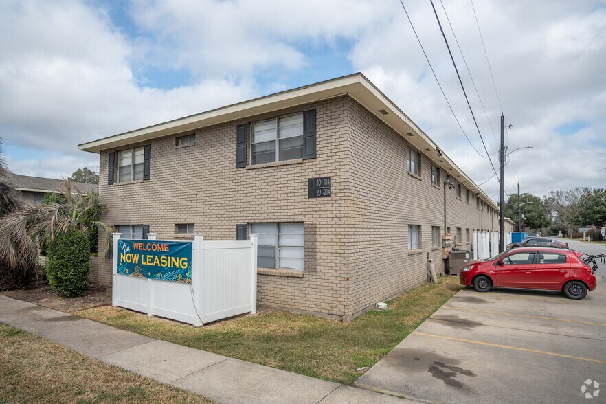 915 S College Rd Lafayette, LA 70503 - Lila Place