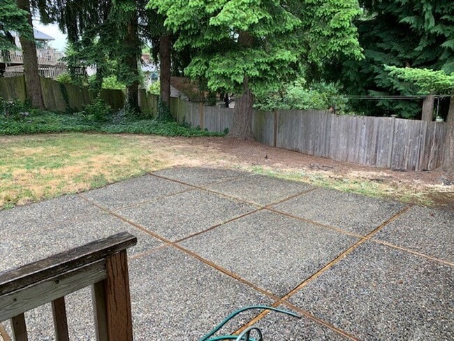 Building Photo - Kenmore House / RENT SPECIAL