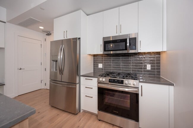 Building Photo - Welcome to your new home! Luxury 1BE1BA condo at the Pullman Gulch Union in the center of Nashvil...