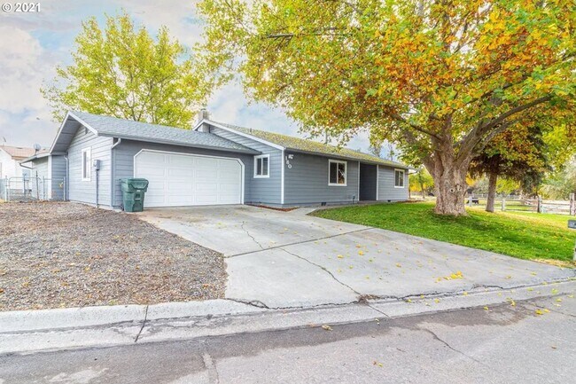 Building Photo - Beautiful Hermiston Home offers a perfect balance of comfort and convenience