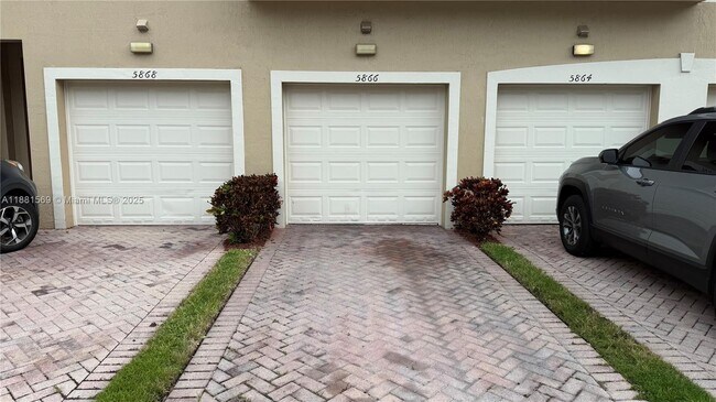 Building Photo - 5866 Hampton Hills Blvd