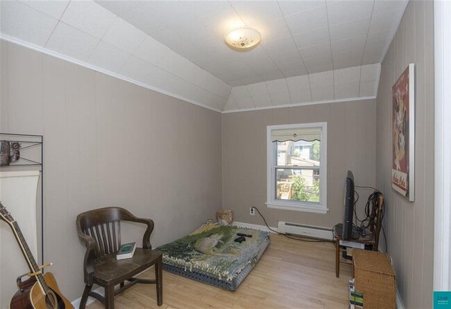 Building Photo - AVAILABLE JUNE - Charming 3 Bed, 1 Bath Home in East hillside!