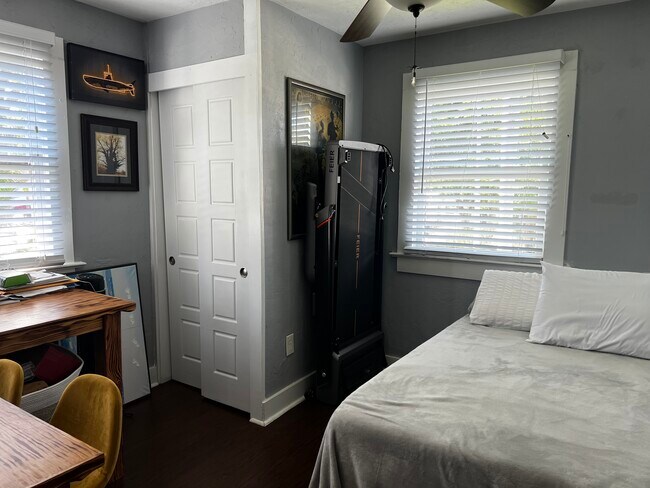 Building Photo - 1533 Hough St