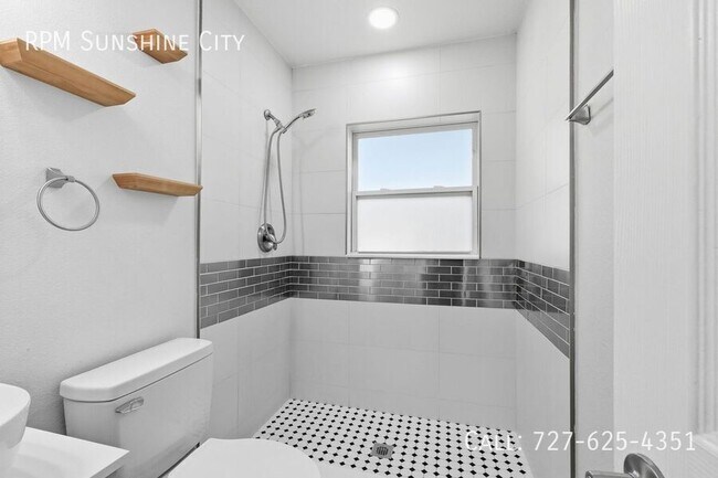 Building Photo - 1713 Valencia Dr E