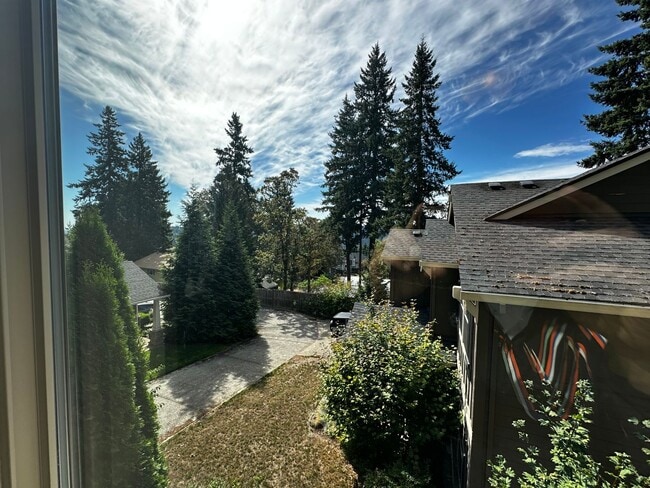 Building Photo - Beautiful 4-Bedroom Home in the Hills of W...