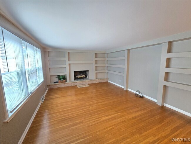 Building Photo - 161 Foxpoint W