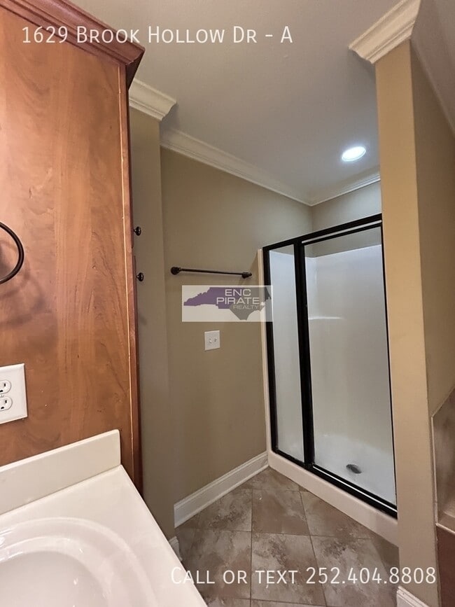 Building Photo - 1629 Brook Hollow Dr
