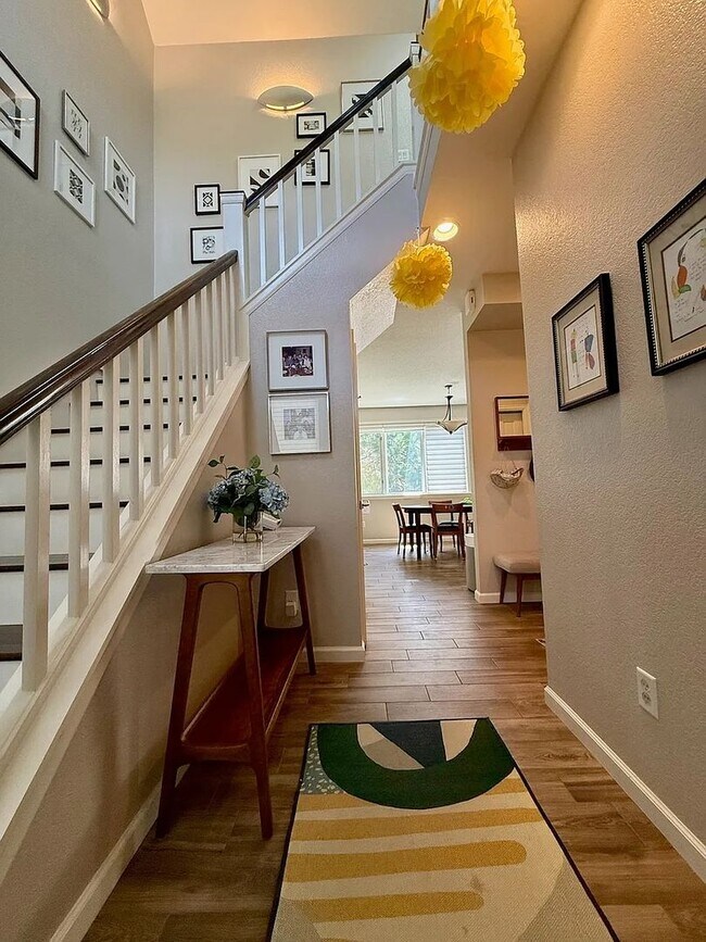 Building Photo - Furnished or Unfurnished: Updated 4 Bed 3....