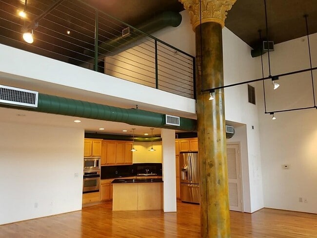 Building Photo - 1005 S Shepherd Dr