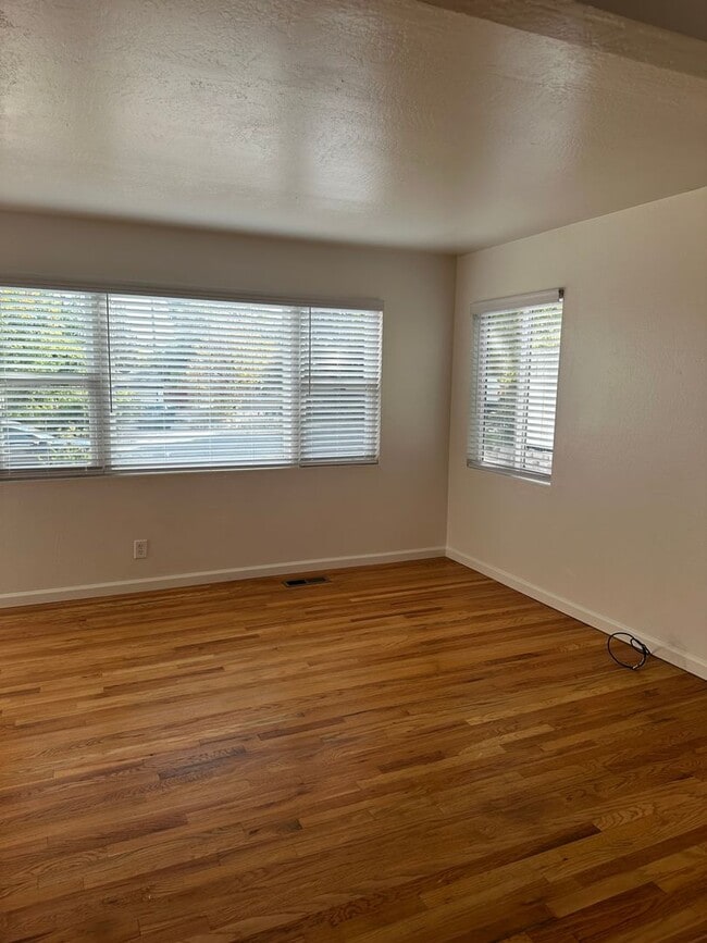 Building Photo - Beautiful 4 Bedroom house w/Hardwood Floor...