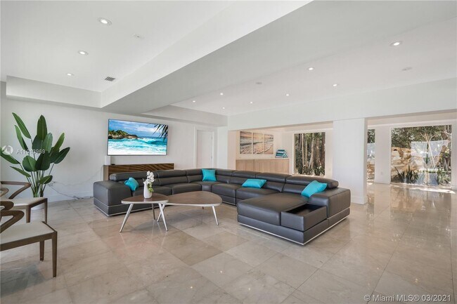 Building Photo - 1413 N Venetian Way