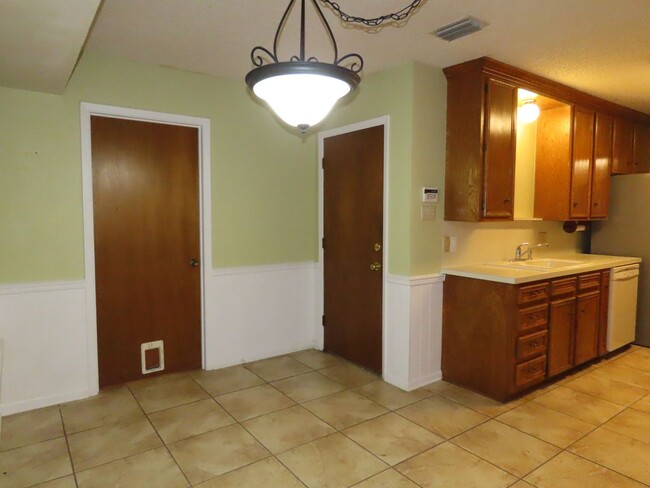 Building Photo - South Tyler! Spacious 3 Bedroom, 2 Bath