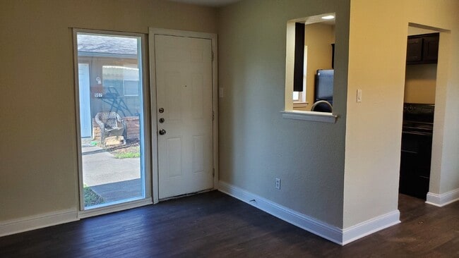 Building Photo - Newly renovated