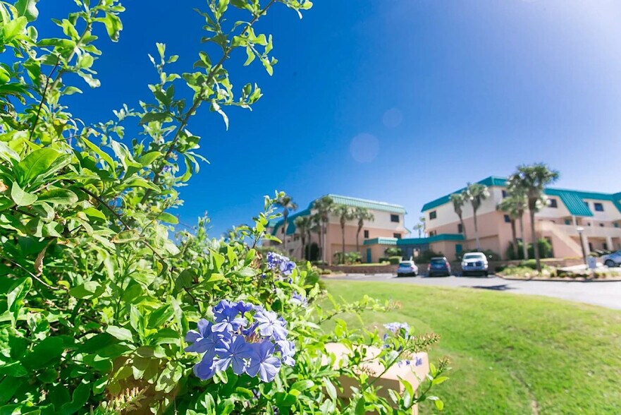 Building Photo - 6100 A1A S