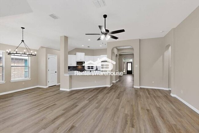 Building Photo - Great Location and Fully Refreshed Move In...