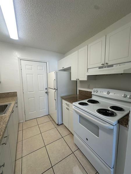 Building Photo - 5961 SW 41st St