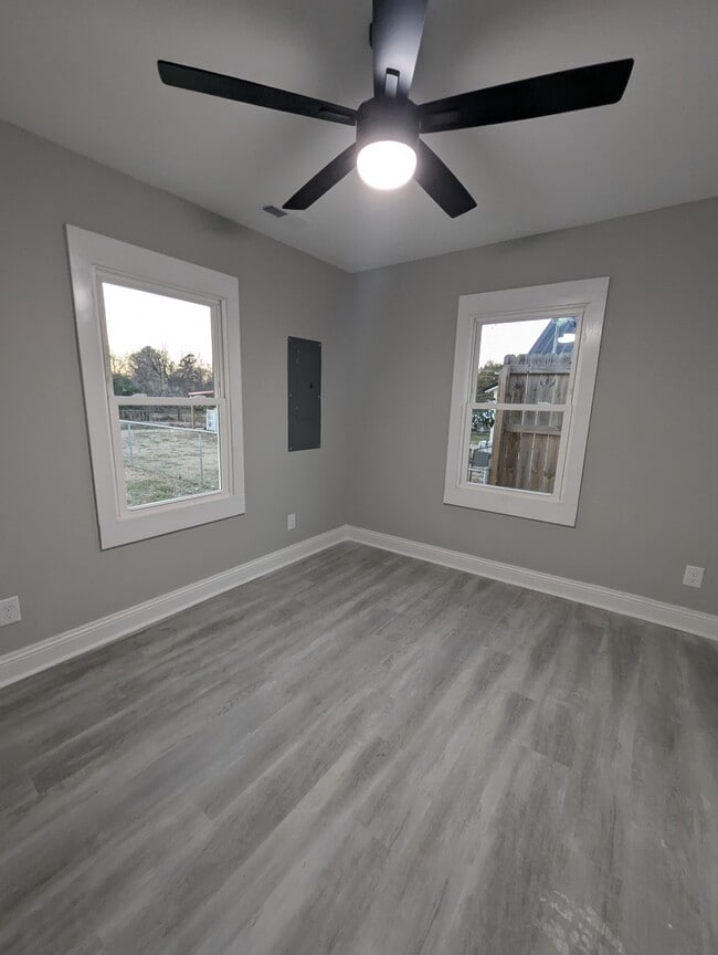 Building Photo - 706 Zane Perkins Dr