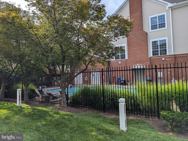 Building Photo - 4852 Eisenhower Ave