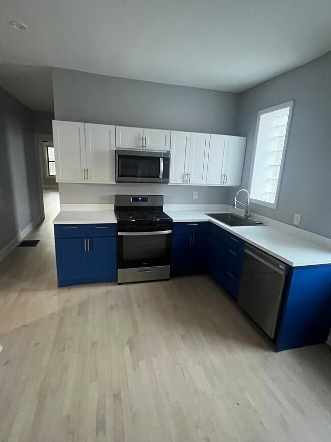 Building Photo - 2415 W Warner Ave