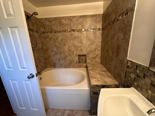 Building Photo - 6913 Malachite Pl