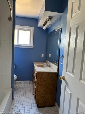 Building Photo - 2365 Rolandale St