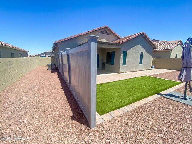 Building Photo - 2 Bedroom with Den in Red Rock