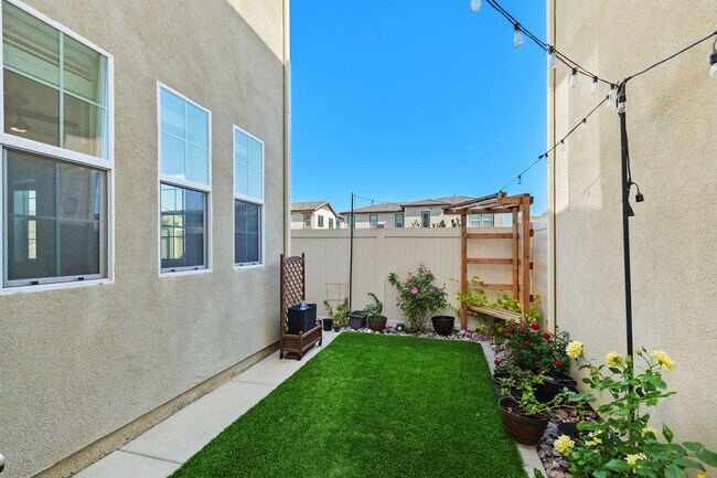 Building Photo - New Community - Temecula - New House Corne...