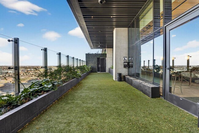 Building Photo - 610 Davis St