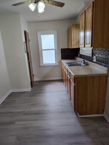 Building Photo - 526 Universal Ave