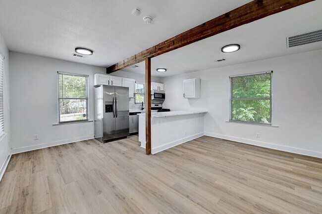 Building Photo - 8 bed 5 Bath house in center of West campus Pre Lease Aug 2026