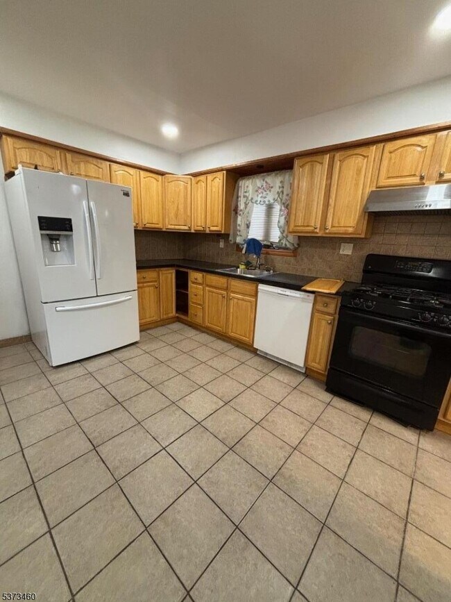 Building Photo - 80 Cedarhurst Ave