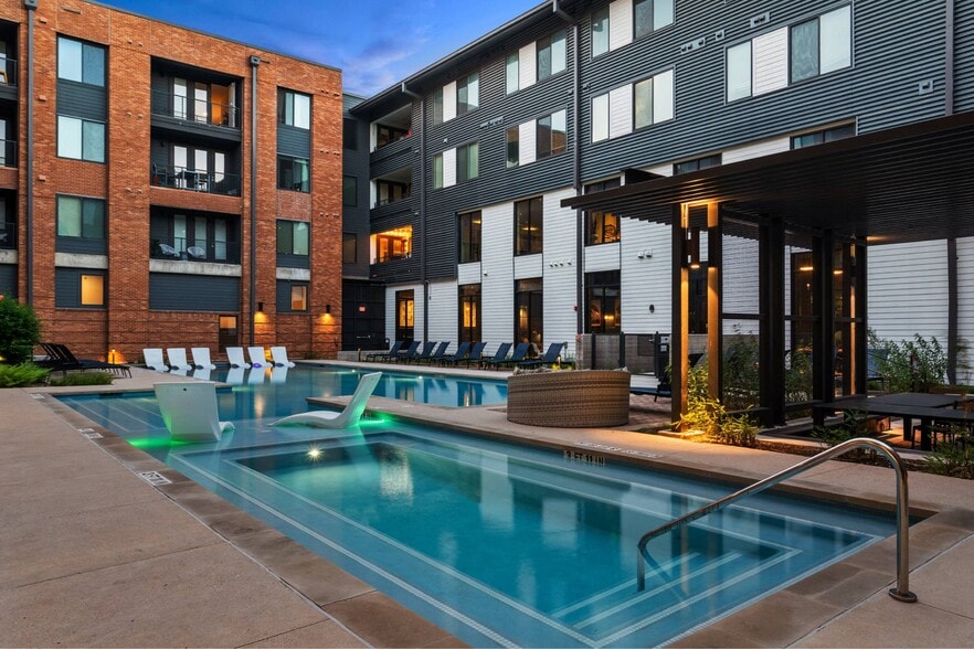 Primary Photo - Fivetwo at Highland