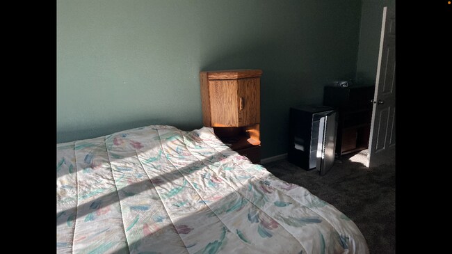 Building Photo - 4749 S Shore Dr