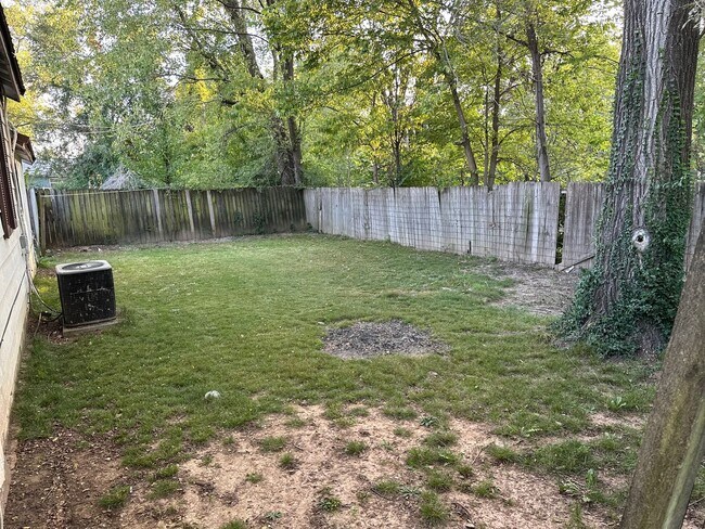 Building Photo - Available May 1st! 3-Bed, 1-Bath Home in Central Springdale!