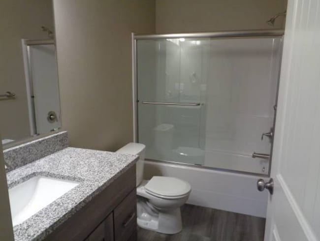 Building Photo - 3 Bedroom Duplex Close to Shopping and Schools!