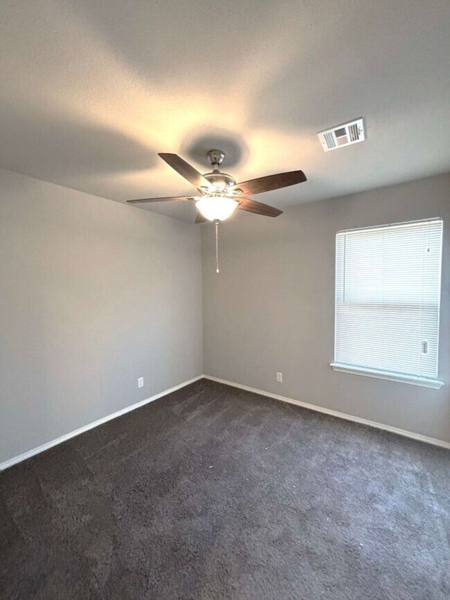Building Photo - 3/2 in Hickory Creek!